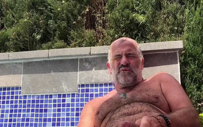 Daddybearvlc: Dia dos papais jacuzzi !! Sim, isso que eu faço quando...