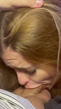 Une demi-sœur blonde reçoit une grosse éjaculation sur le visage