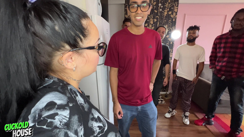 CuckoldHouse: Bini nakal Meninggalkan Tugas Pembersihan Untuk Seks Berkumpulan Dengan 4 Kawan...