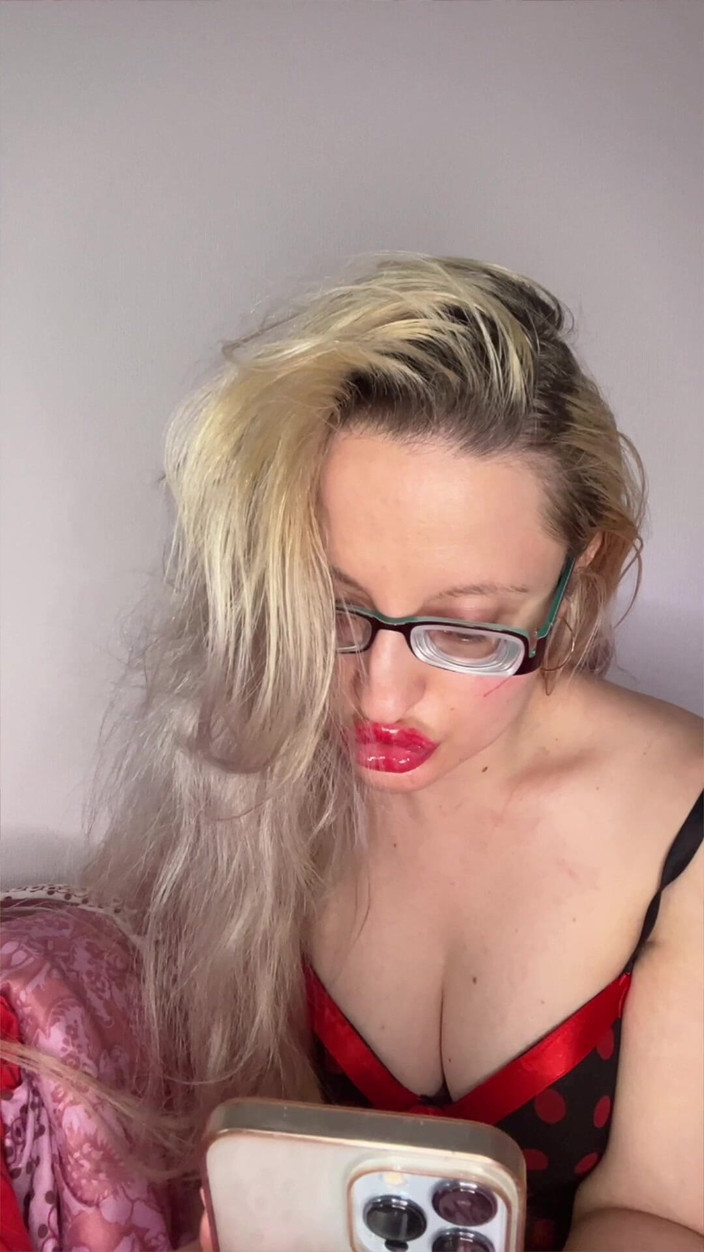 FinDom Goaldigger: La mia bimbo grandi labbra rosse e potenza del rossetto