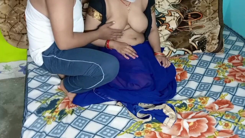 Manjushukla: ब्लू कलर की साड़ी में नई सेक्सी भाभी।