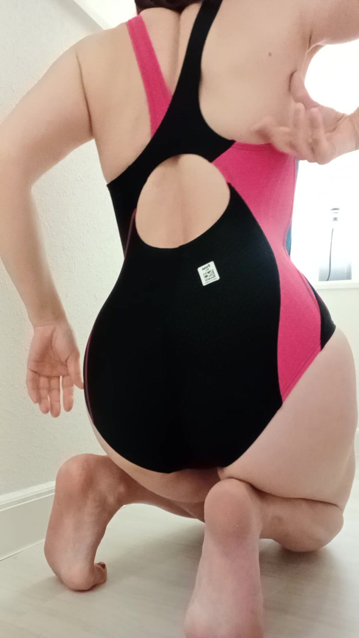 Mayumi Kanzaki: Wearing a Competitive Swimsuit