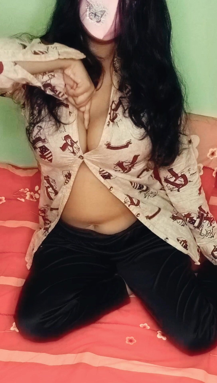 Ena: 집에 없는 동안 쪼이는 젖은 보지를 자위하는 아름다운 인도 소녀