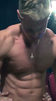 MENATPLAY - il muscoloso Darius Ferdynand inculata in una cosa a tre