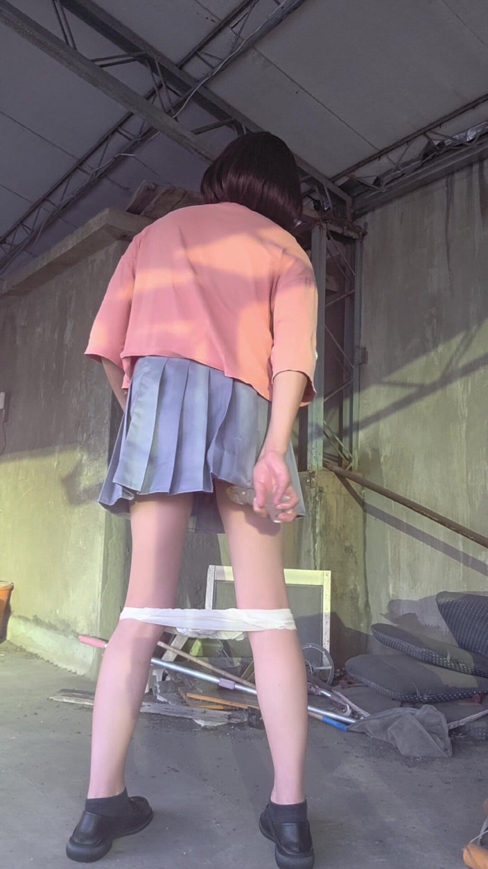 Taiwancdgirl: Skládaná sukně spárovaná s bílým spodním prádlem a anální kolík...