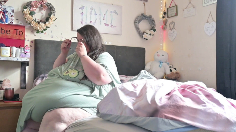 SSBBWLadyBrads: SSBBW brzy ráno břicho tření s krémem