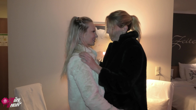 Miley Weasel: 2 สาวผมทองเงียนเงี่ยนในรองเท้าบูทกับเสื้อโฟร์
