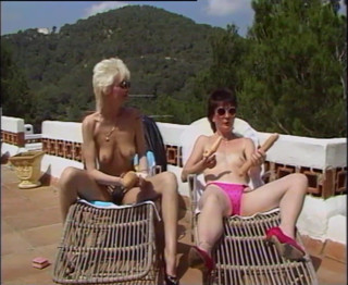 Lesbian Stories: Nadržené děvky se navzájem šukají poté, co se opalily
