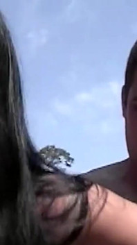 Brunetka MILF se učí jezdit na péru venku