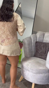 Profesyonel bir fotoğrafçı gibi davranıyor ve beni dondurduğunda götümü sikiyor