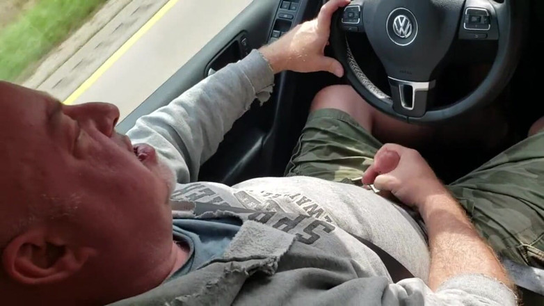 beardaddychub: Beruang mengocok dan muncrat di mobil yang bergerak