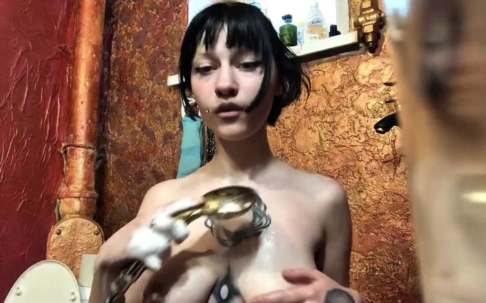 SynergyVibe: 巨乳の女の子が彼氏がリラックスしている間にシャワーでごまかしてハメまくる!