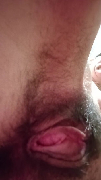 BW_Dolphin: Yoga fitness para nudistas Peluda milf haciendo yoga desnuda en...