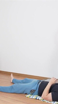 L'insegnante di yoga ha ricevuto la sua lezione per strofinarsi nel suo studente