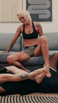 Trespasser Beatdown! Mars Solo & Andi Wild Use Ballbusting, Scissorholds, Belly Punching and Face Sitting to Defend Themselves
