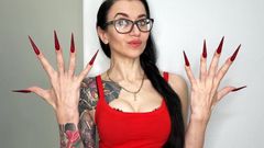 Julia domaina: Fingering becek, fingering panjang dengan kuku merah panjang