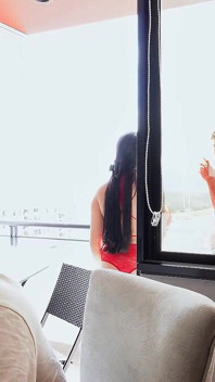 Istri yang tunduk bercinta dengan rekan kerja suaminya yang cuckold