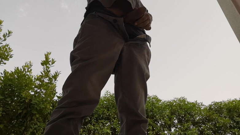 Rafael Torreano: タバコを吸いながらの素早い屋外オナニー