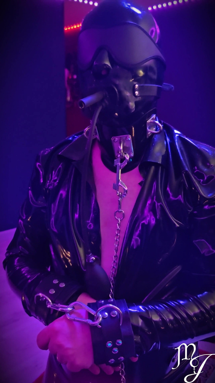 DeesseJulia: Malá elektro latexová relace - Maitresse Julia