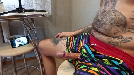 Zona901: Je suis assise sur un tabouret, une grosse me branle...