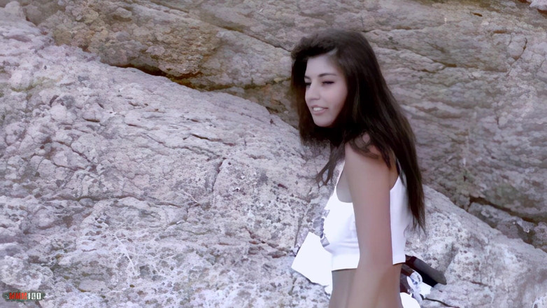 MMM100: Genç Fransız kız Carla mmm100 tişörtüyle filme alındı