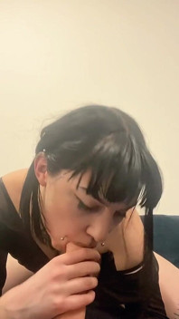 A Beautiful and Passionate Girl Shows How She Knows How to Suck and Work with Her Sweet Mouth, Swallowing a Deep Rubber Cock!