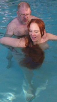 Debaixo d'água ao ar livre piscina sexo com cabelos longos ruiva Rapunzel MILF