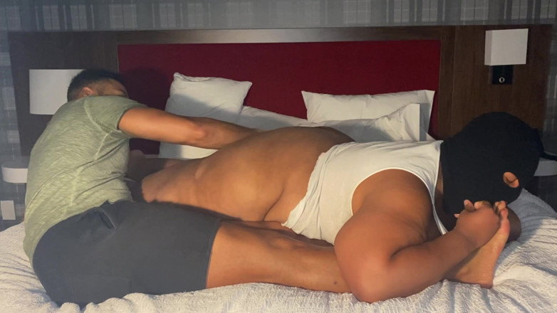 Fat Chub Booty: Ce gros garçon adore les pieds et la bite !!!!
