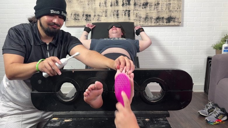 Ticklish Chicks: Tklnurse gekieteld deel 2