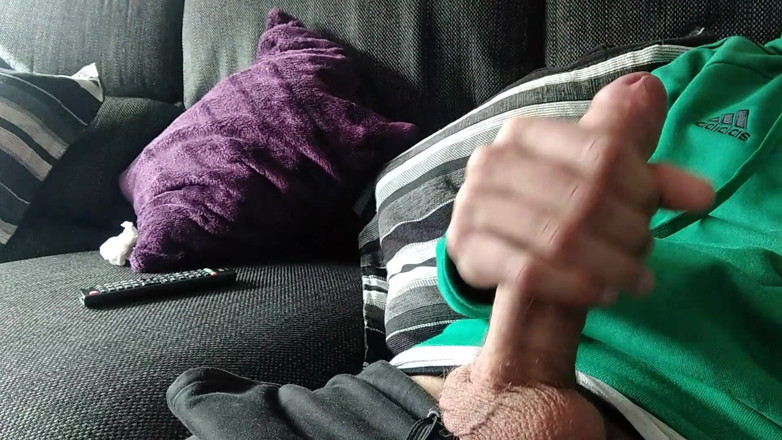 Elvissc: Riesiger aderiger schwanz wird auf der couch gewichst, bis er...