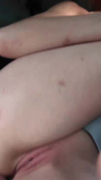 Teenager sorpresa mentre si masturba in macchina