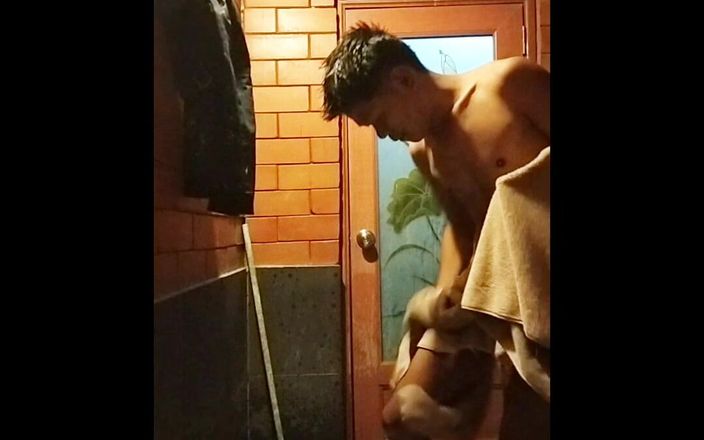 Normai: Un joven toma una ducha, sexo