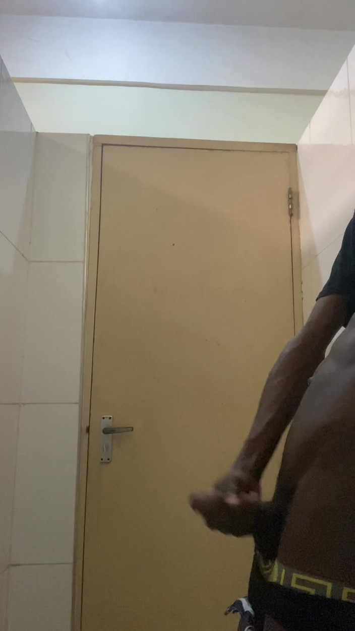 Slimniqqa: BBC stříkání ve veřejné toaletě - část 1