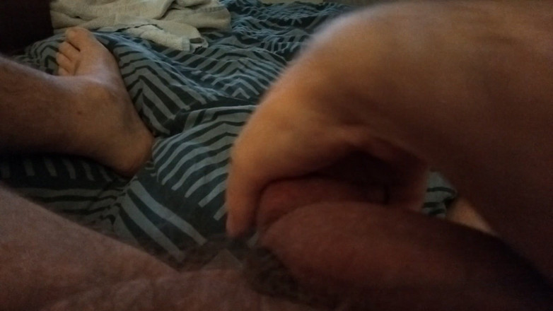 Pellefnatt: Mijn vriend ligt op bed te spelen met zijn grote...