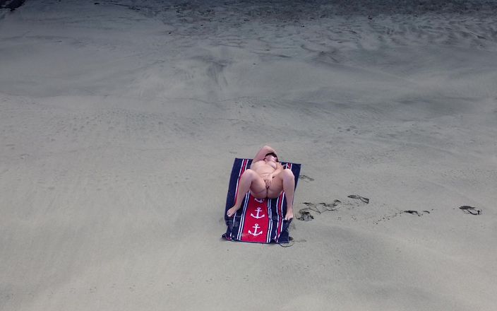 Emma Voyeur: Sensual deusa da praia de nudismo capturada por drone - beleza...