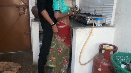 xxxking: Ev hanımı mutfakta temizlik yapıyor yarak özlüyor ve komşusunun yarağını alıyor...