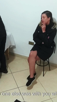 Une fouille à l’aéroport amène un passager à baiser pour éviter d’être arrêté.