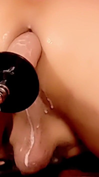 Usa giocattoli enormi per scopare il culo - sissy training 018