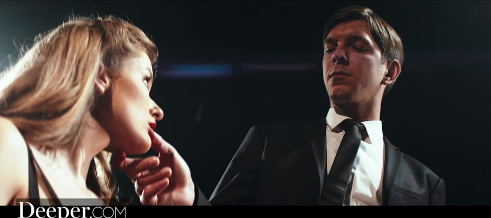 Deeper: Hlubší. Mia Melano dokazuje svůj talent na jevišti