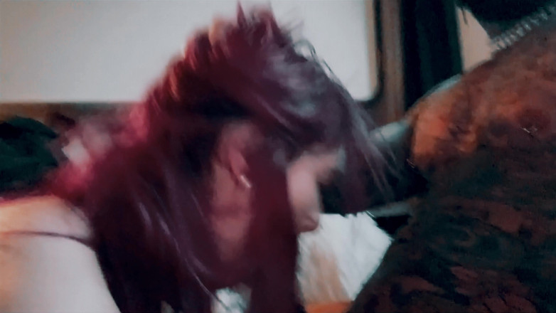 DarlingxBlaze: フェリーの中で、彼女は私のピアスのあるペニスに汚いフェラチオをしてくれた。私は彼女の口に射精し、キスをして、精液を舐めます