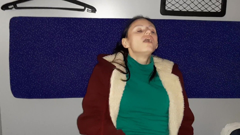 Lesbian-candys: Un inconnu et un camarade de voyage et moi éjaculons dans...