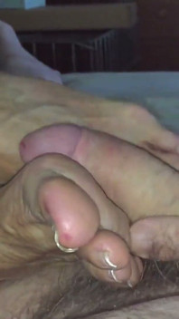 Mamie Ann adore utiliser ses pieds veineux pour te faire jouir