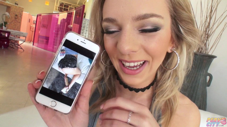 Perv City: La blonde Tiffany Watson se masturbe en solo