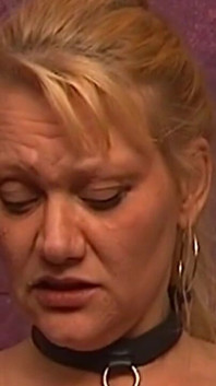 Potetovaná blonďatá MILF vydrží výprask dungeon
