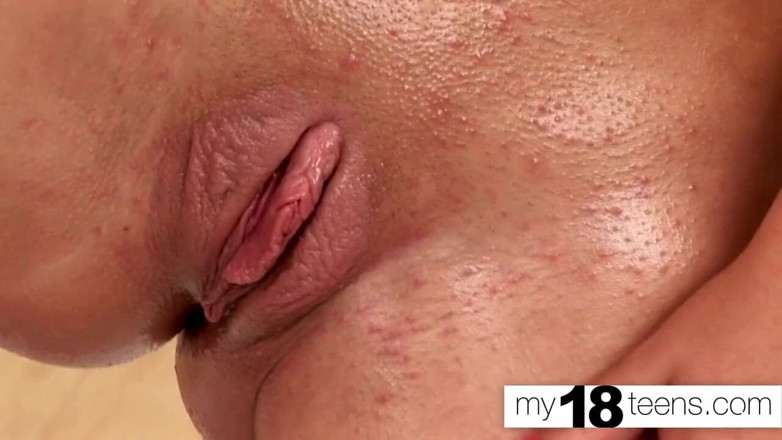 My 18 Teens: MY18TEENS - une brune joue avec sa chatte sous la douche -...
