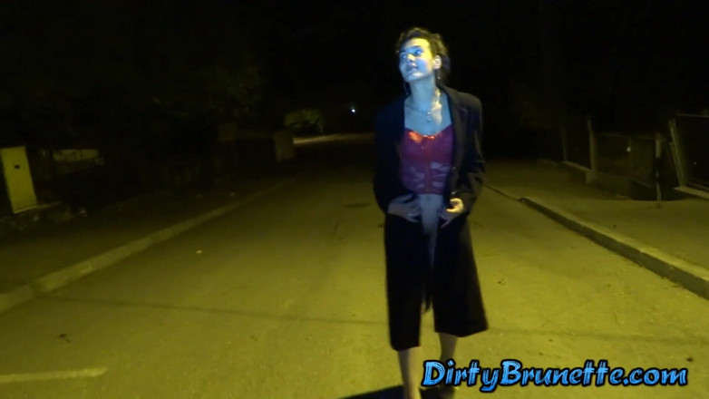 Dirty Brunette: Sexy ehefrau strippt auf der straße, wird abgeschleppt und bläst...