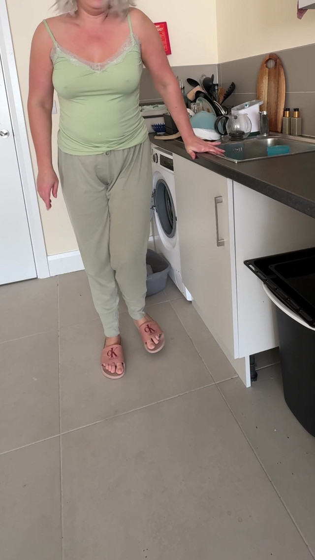 Dishes Vs. Full Bladder… I Lost Control and Piss in Pants (Sunshine mom)