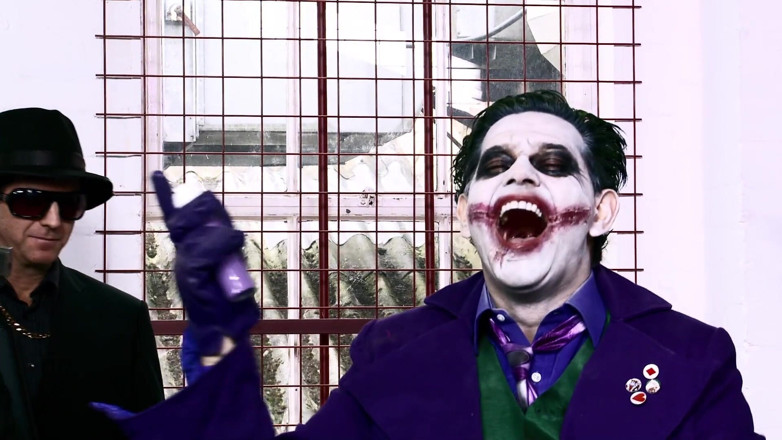 Hot Girlz: Joker yeni grup askerlerini sikiyor