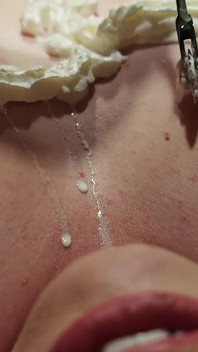 Una Donna Nuda Con Tette Enormi in Una Sala Massaggi Usando La Panna Montata.