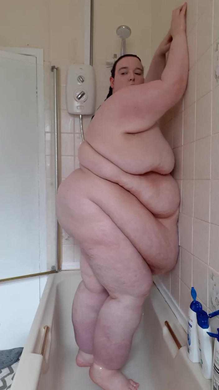 SSBBWLadyBrads: 从你的超级肥胖朋友那洗澡时摇晃